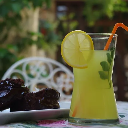Firuze Alacati Hotel & Meyhane Alojamento de Acomodação e Pequeno-almoço 3*